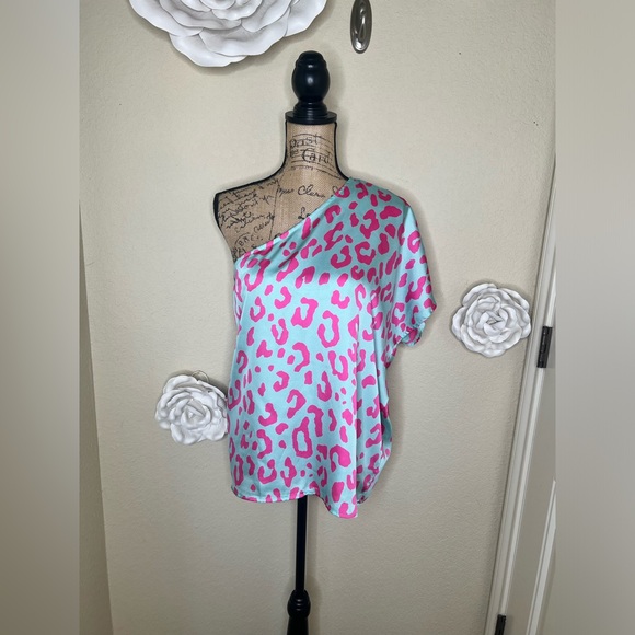 NTM: Entro One Shoulder Minty Blue with Pink Leopard Print Blouse Sz Small - Picture 1 of 13